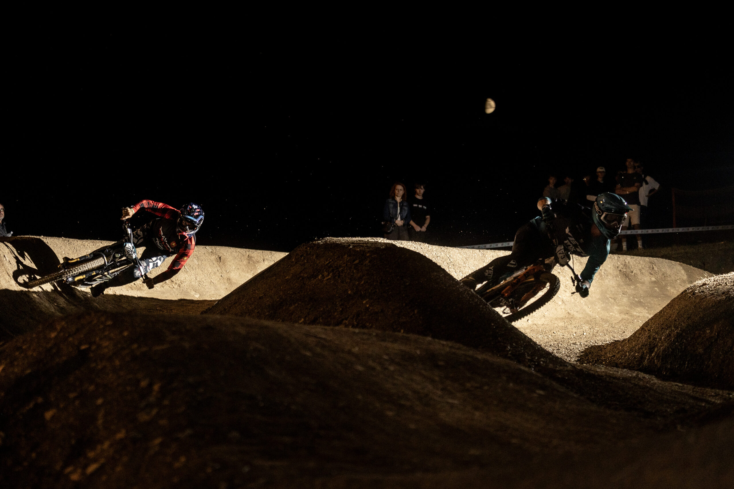 Białka is on fire! Megavalanche, Dual after dark and high flights – first day of Garmin Joy Ride Małopolska Festival